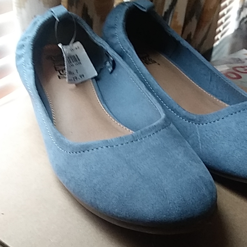 Shoes - Picture 2 of 4